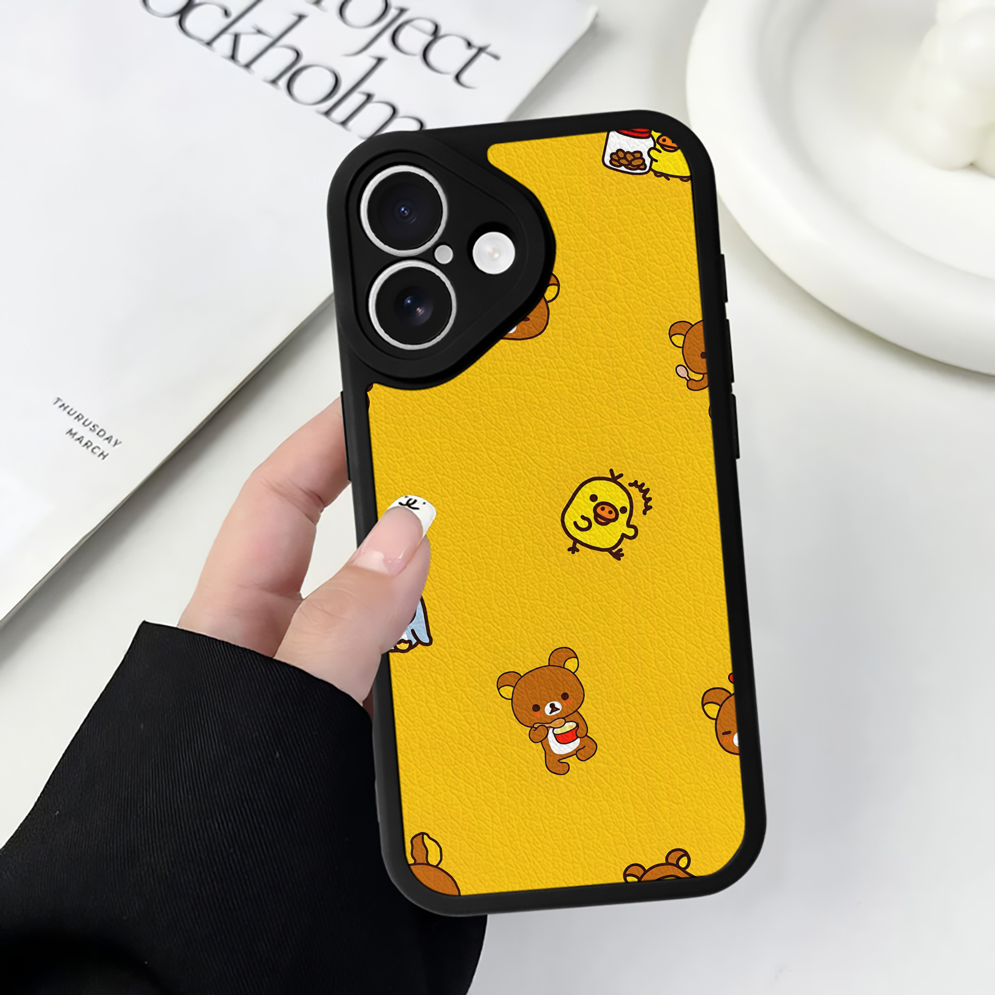（画像用） リラックマ リラックマ キイロイトリ Rilakkuma Korilakkuma Kiiroitori 【iPhone 16シリーズ対応】シリコンスマホケース（レザー調） 材質：シリコン